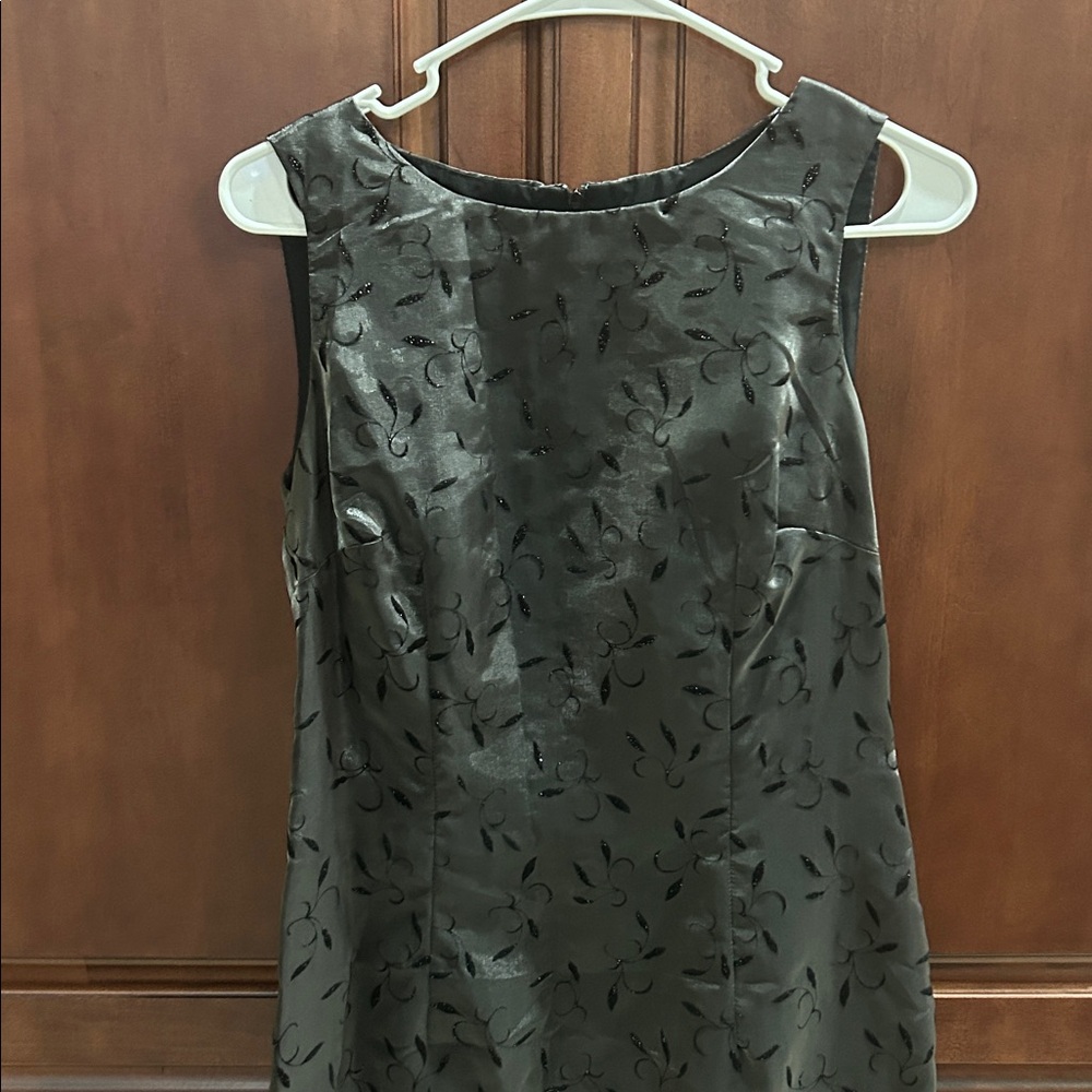 Elegant Black Sleeveless Dress - Picture 2 of 2
